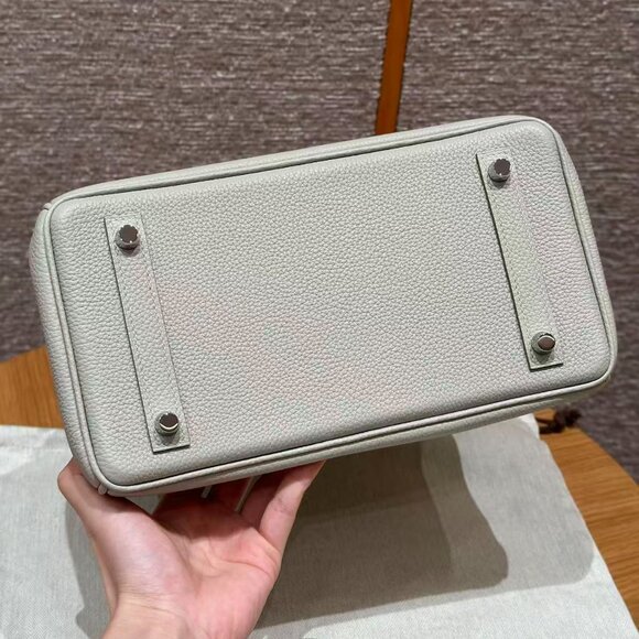 Classic Hermes Bag: A Stylish and Versatile Choice for Elegance - Picture 6 of 6